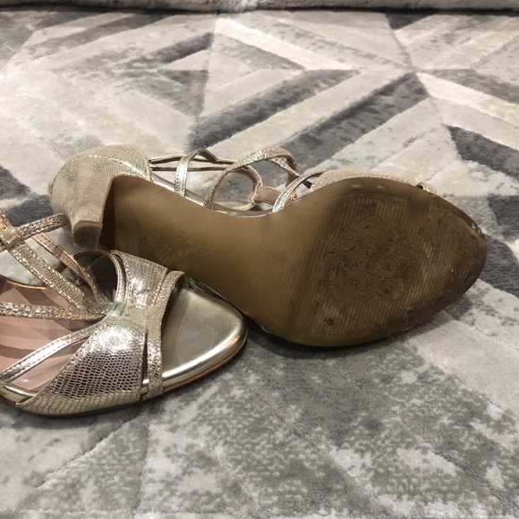 Tahari Bella Faux SnakeSkin Gold Heels 8M. GUC - Picture 5 of 10